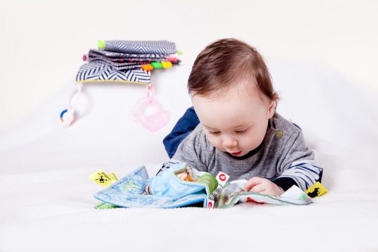 Pierwsze zabawki edukacyjne dla niemowląt – Co wybrać?